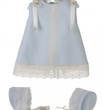 Vestido y capota para bebé de piqué y entredos de batista beige