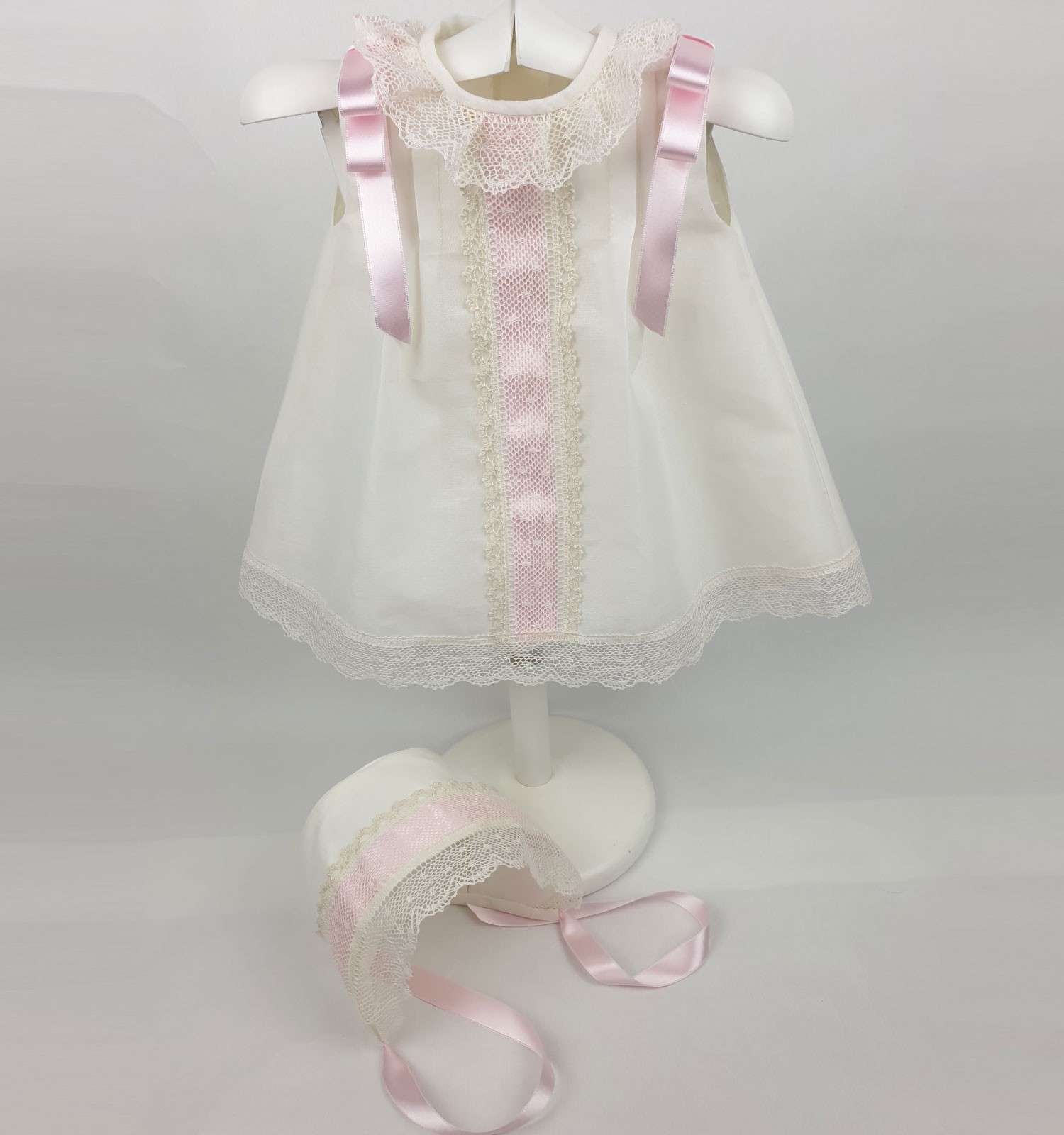 Conjunto de vestido y capota para bebe de batista organdizada