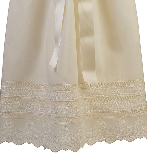 falda en batista organdizada marfil adornada con una cenefa de jaretas de doble aguja