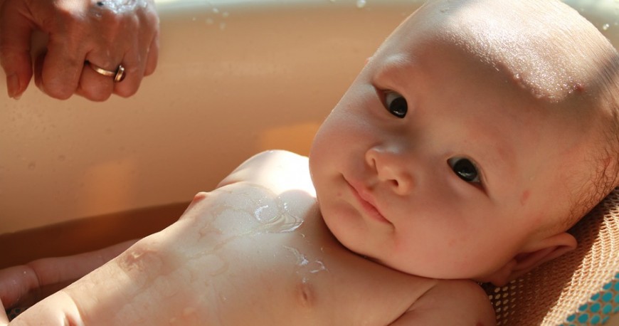 Aseo infantil: ¿Cuándo es mejor bañar a los bebés?